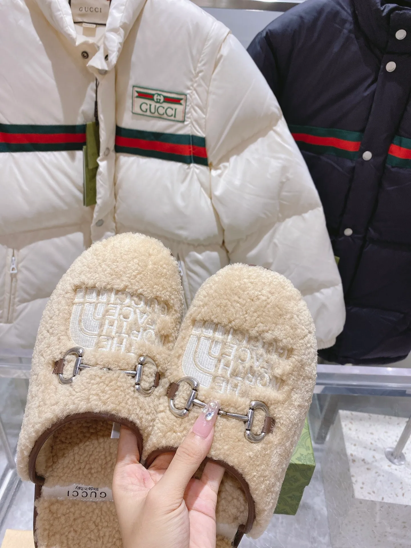 👟👟Ex-factory price 480👟👟Gucci official website collaboration foreign trade hot-selling autumn and winter 🐑wool slippers. This pair of sandals is part of The North Face x Gucci series, which connects two brands with similar history and values ​​to celebrate the spirit of exploration. The pieces feature a range of vibrant prints, with merino wool embroidered with The North Face x Gucci logo, florals and forest-inspired patterns. Beige Merino wool Unisex The North Face x Gucci Logo web label Rubber foam sole Flat Made in Italy Women’s sizes 36-40 Men’s sizes 39-48